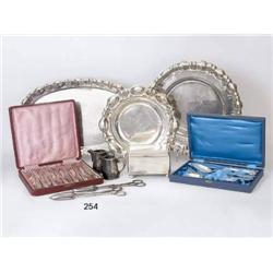 Tableware and Cream Jug, 5 Pieces