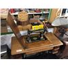 Image 1 : Vintage Antque Singer Sewing Machine on a Cast Iron Base with Wooden Table Top No Shipping