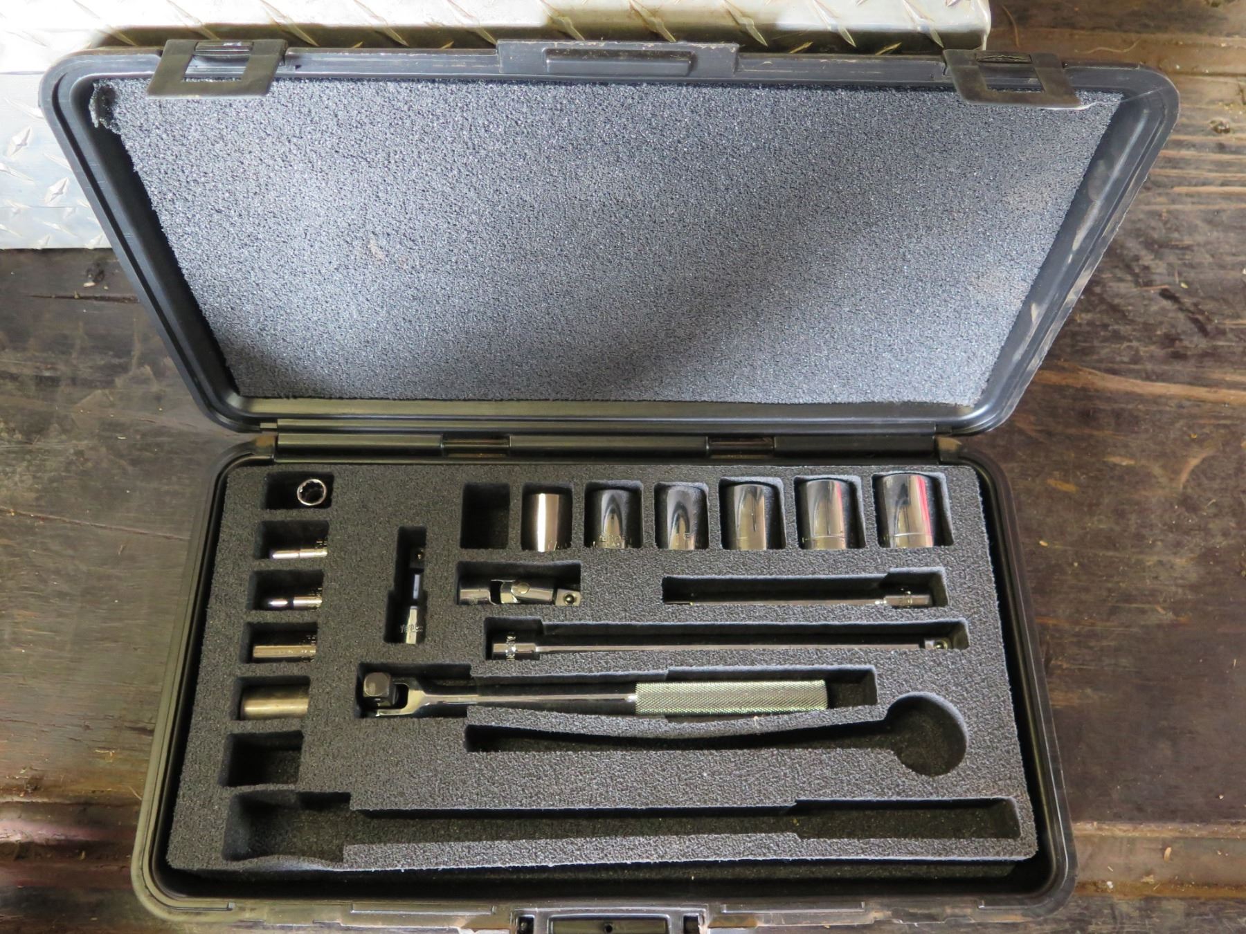 W Rachet Tool Set Case Qty 2 Hard Case Tool Sets - Rachet w/ Sockets Set & Crank Set - Oahu ...