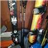 Image 3 : ROSSIGNOL POWDER TURN 159CM SKIS WITH MARKER X SQUIRE BINDINGS AND ATOMIC POLES