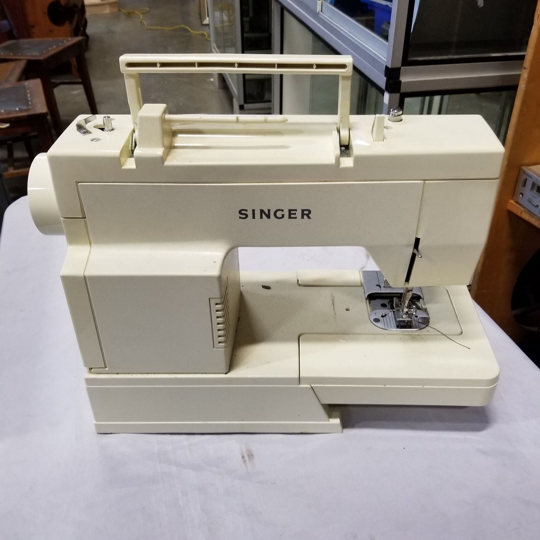 SINGER SEWING MACHINE MERRITT 4530 - Big Valley Auction