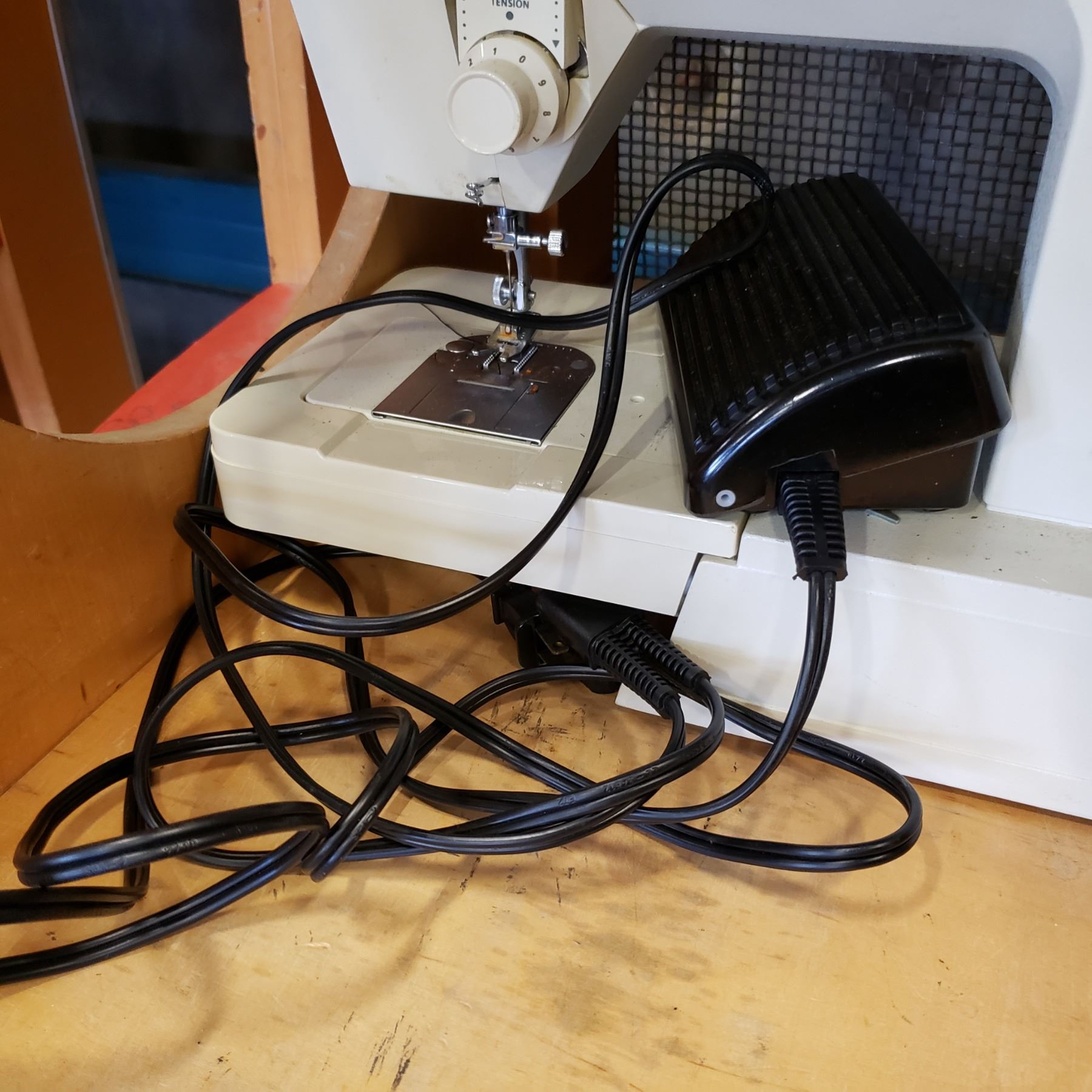 SINGER SEWING MACHINE MERRITT 4530 - Big Valley Auction