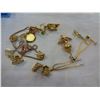 Image 2 : LOT OF GOLD TONE JEWELLERY, PINS, ETC