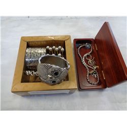 TRAY OF BANGLES AND SILVER TONE NECKLACE, PINS, ETC