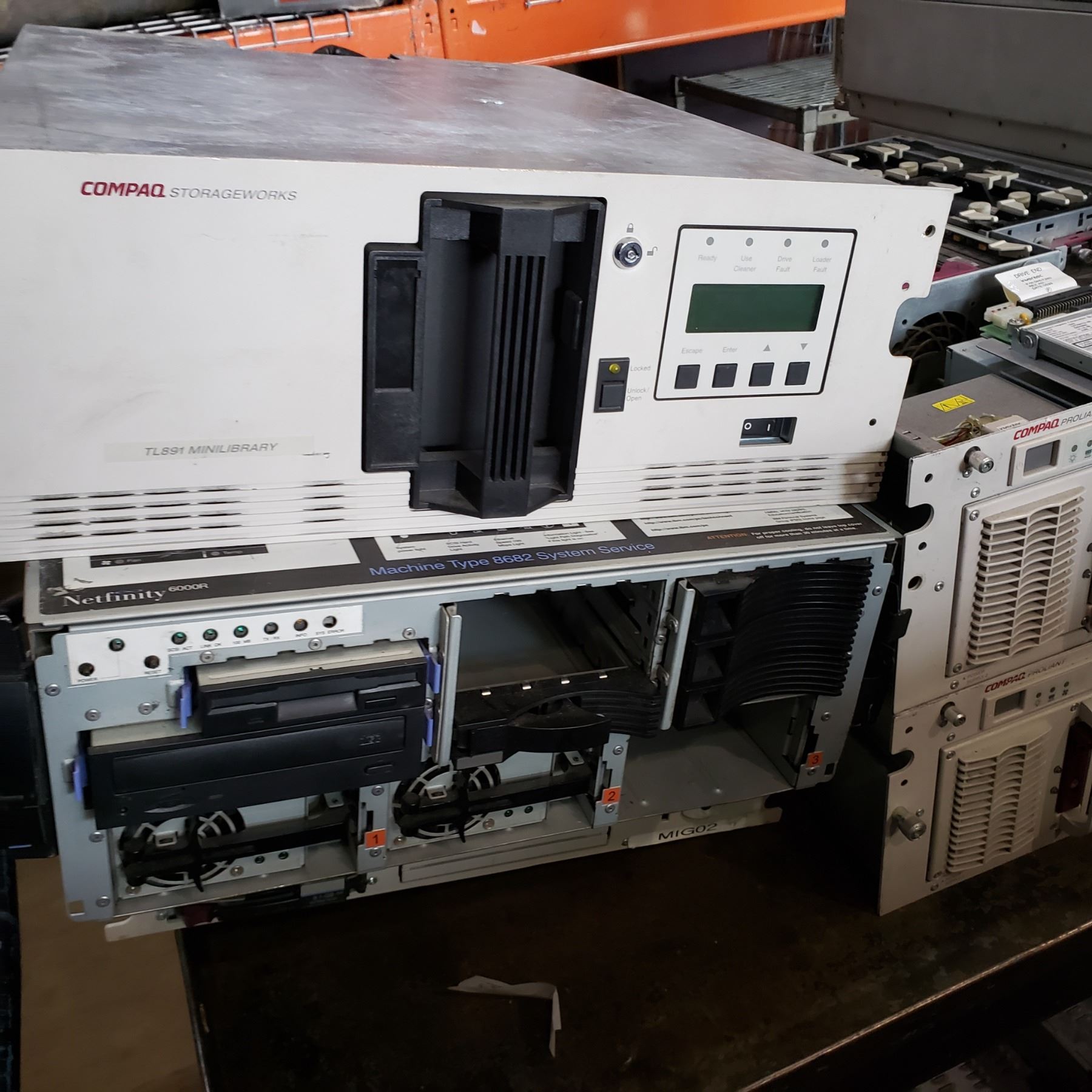 9 SERVERS - 2 COMPAQ PROLIANT 6400R, 2 1850R, 2 STORAGE SYSTEM UE, NET ...