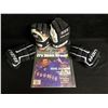 Image 1 : WAYNE GRETZKY HOCKEY GLOVES/ MAGAZINE LOT