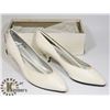 Image 1 : WOMEN'S WHITE/BLANC SHOES (SIZE 9)
