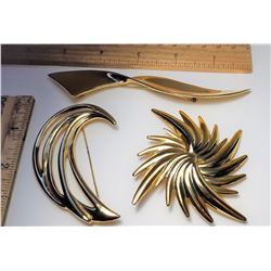 16)  LOT OF VINTAGE GOLD TONE BROOCHES