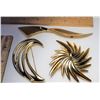 Image 1 : 16)  LOT OF VINTAGE GOLD TONE BROOCHES