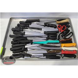 40 ASSORTED KITCHEN KNIVES ON LARGE BAKING TRAY