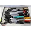 Image 1 : 40 ASSORTED KITCHEN KNIVES ON LARGE BAKING TRAY