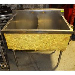 QUEST 2-WELL STAINLESS STEEL SINK-AS IS