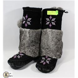 BEADED MUKLUKS FUR TRIMMED WOMENS 8-9.