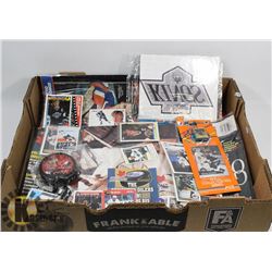 LOT OF WAYNE GRETZKY COLLECTIBLES INCLUDING HOCKEY