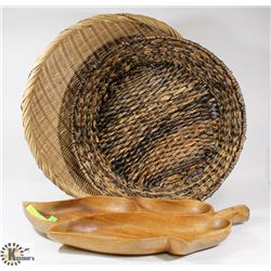 2 BASKETS AND WOOD PLATTER