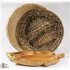Image 1 : 2 BASKETS AND WOOD PLATTER