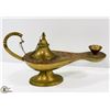Image 1 : VINTAGE BRASS OIL LAMP ALADDIN STYLE HAND ENGRAVED
