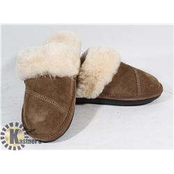 NUKNUUK WOMANS SHEEPSKIN SLIPPERS SZ 6