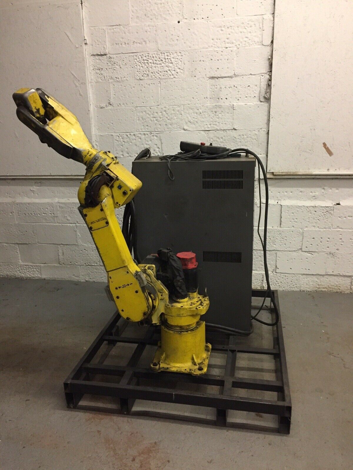 Fanuc Arc Mate 100 w/RJ2 Controller