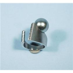 A very good satin finished 18 kt. white gold and 