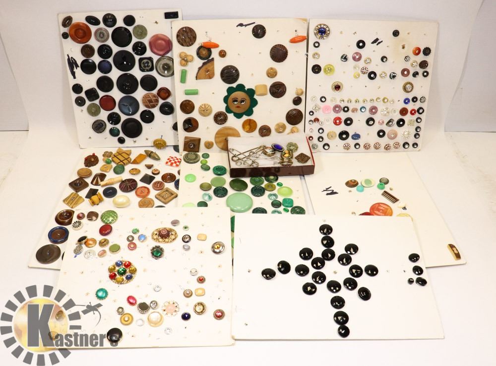 A LOT OF 10 VINTAGE BOARDS OF BUTTON