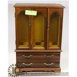 VINTAGE JEWELLERY BOX.