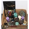 Image 1 : FLAT OF CANDLES, HOLDERS AND HOME DECOR