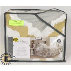 THRESOLD DUVET QUEEN SIZE COVER.