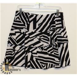 BLACK/WHITE STRIPED  SKIRT LARGE