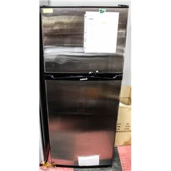 APARTMENT SIZE TOP FREEZER FRIDGE 24"X27.5"X59.5".