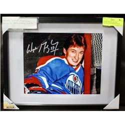 FRAMED WAYNE GRETZKY FACSIMILE AUTOGRAPH PHOTO.
