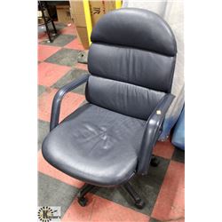 BLACK LEATHERETTE OFFICE CHAIR.