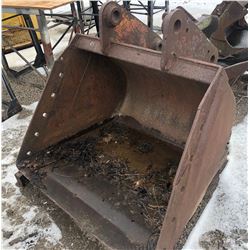 JD 48" CLEANUP BUCKET