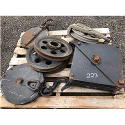 SKID LOT W / 7 X PULLEYS