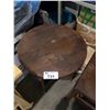 Image 2 : ONE ROLLING ISLAND AND 2 SIDE TABLES