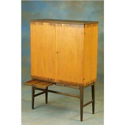 Serveringsskåp teak/palisander svenskt 1950-60-tal H 130 L 89 D 40