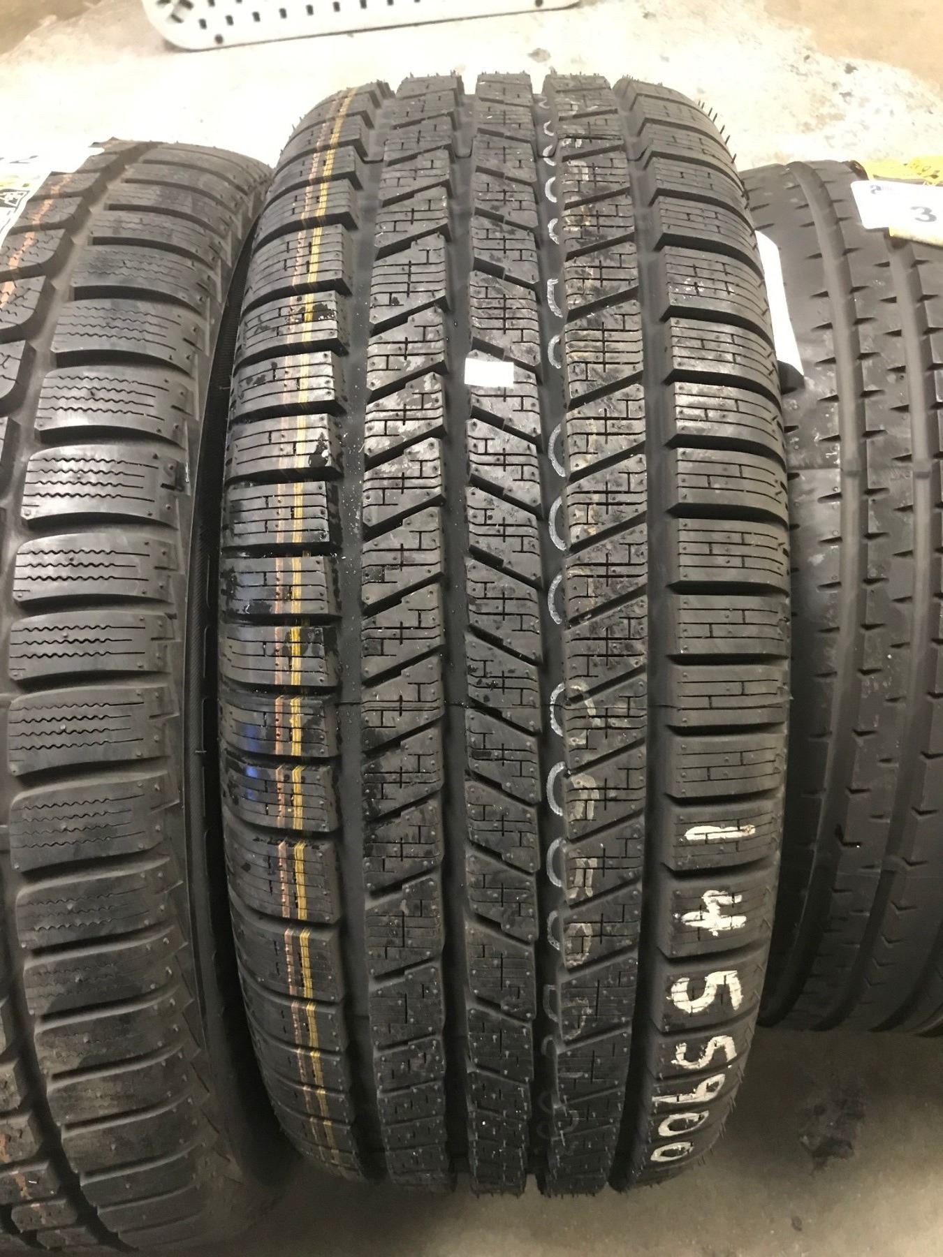 NEW PIRELLI 255/60R17 TIRE ($5 ECO FEE CHARGE)