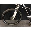 Image 11 : WHITE BMW/BOSCH ELECTRIC ASSIST FRONT SUSPENSION COMMUTER BIKE WITH FRONT AND REAR HYDRAULIC DISC