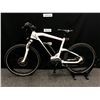 Image 9 : WHITE BMW/BOSCH ELECTRIC ASSIST FRONT SUSPENSION COMMUTER BIKE WITH FRONT AND REAR HYDRAULIC DISC