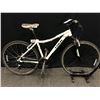 Image 1 : WHITE TREK NEKO 21 SPEED FRONT SUSPENSION HYBRID TRAIL BIKE, 18 CM FRAME SIZE