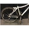 Image 2 : WHITE TREK NEKO 21 SPEED FRONT SUSPENSION HYBRID TRAIL BIKE, 18 CM FRAME SIZE