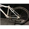 Image 8 : WHITE TREK NEKO 21 SPEED FRONT SUSPENSION HYBRID TRAIL BIKE, 18 CM FRAME SIZE