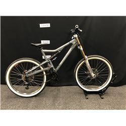 GREY SANTA CRUZ HECKLER 16 SPEED FULL SUSPENSION MOUNTAIN BIKE WITH FRONT AND REAR DISC BRAKES,