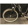 Image 8 : BLACK TREK NAVIGATOR 2.0 21 SPEED FRONT SUSPENSION CRUISER BIKE, REAR DERAILLEUR NEEDS REPAIR