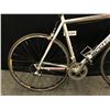 Image 2 : GREY SCOTT SPEEDSTER 20 SPEED ROAD BIKE, XL FRAME SIZE, FRONT DERAILLEUR NEEDS REPAIR, CLIP PEDALS