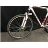 Image 8 : WHITE AND RED GT TRANSEO 4.0 24 SPEED FRONT SUSPENSION TRAIL BIKE WITH FRONT AND REAR DISC BRAKES,