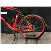 Image 8 : RED SPECIALIZED 24 SPEED FRONT SUSPENSION MOUNTAIN BIKE WITH FRONT AND REAR DISC BRAKES, 21" FRAME