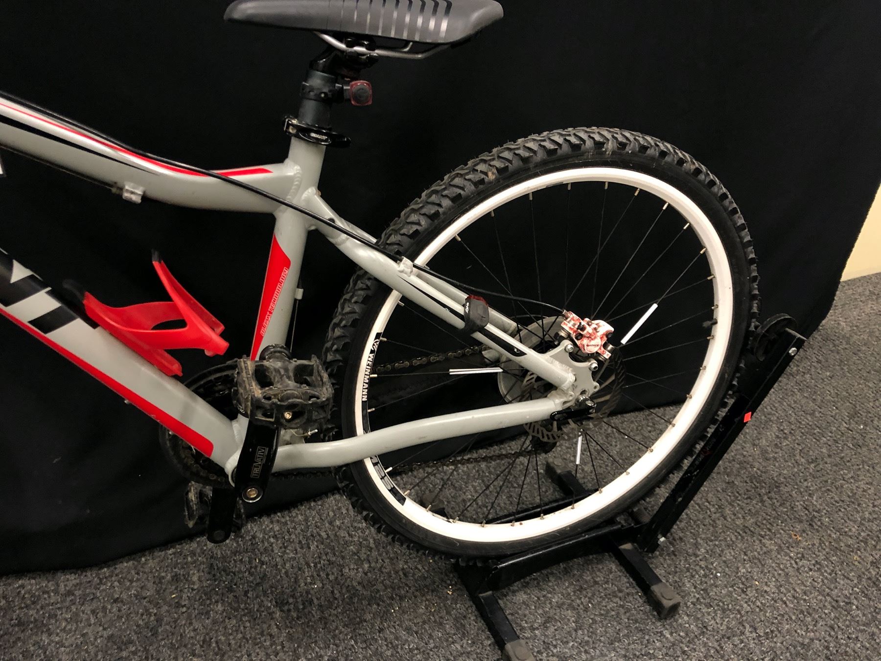 GREY GIANT YUKON 24 SPEED FRONT SUSPENSION MOUNTAIN BIKE WITH FRONT AND REAR HYDRAULIC DISC BRAKES