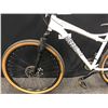 Image 8 : WHITE IRONHORSE BOUNDARY 24 SPEED FRONT SUSPENSION HYBRID TRAIL BIKE WITH FRONT AND REAR DISC BRAKES