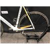 Image 10 : WHITE AND ORANGE CANNONDALE VITTORIA 20 SPEED ROAD BIKE WITH CLIP PEDALS, 60 CM FRAME SIZE